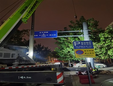 郑州交通标志牌安装现场