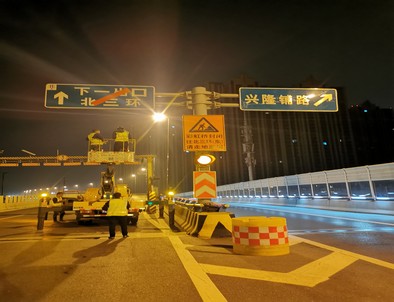 郑州郑州市北三环彩虹桥交通标志牌安装现场